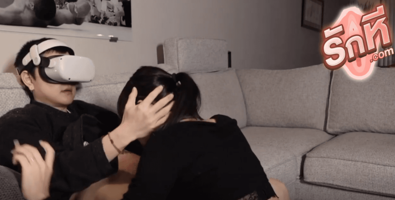 คลิปหลุด deerlong น้องเดียร์ลองแฟนหนุ่มกำลังดูสาวยั่วๆในแว่น Vrbox โดนสาวสวยเดียร์ลองจับโม็คควยชักๆนมถูๆก่อนขึ้นเสียวนั่งขย่มๆโยกควยไห้แฟนหนุ่มแบบฟินๆ